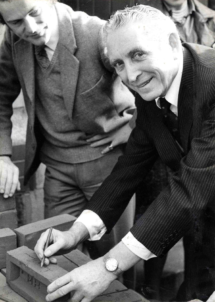 19821023 CAL + GEORGE THOMAS later Lord Tonnipandy Chelsea Methodist Church signing bricks.jpg